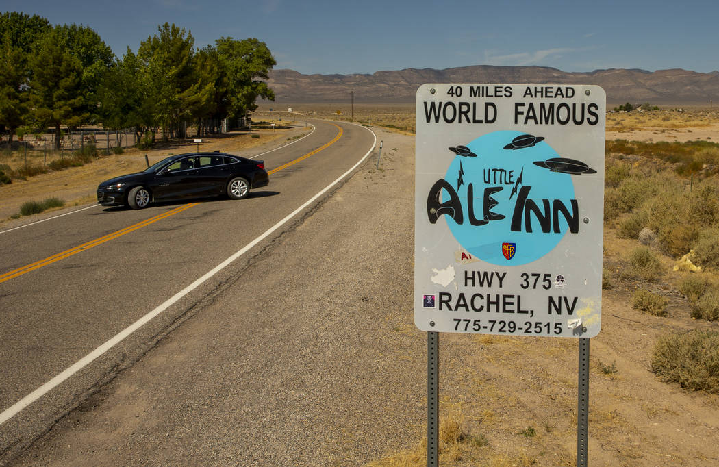 Un letrero que promociona el Little A'Le'Inn 40 millas más adelante en la Carretera Extraterre ...