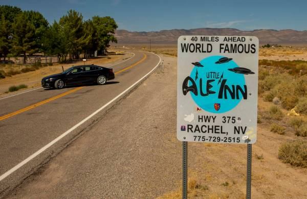 Un letrero que promociona el Little A'Le'Inn 40 millas más adelante en la Carretera Extraterre ...