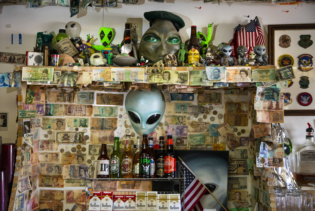 Recuerdos extraterrestres detrás del bar y el restaurante del Little A'Le'Inn, que será un lu ...