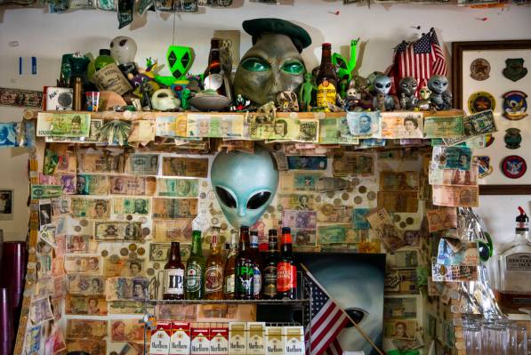Recuerdos extraterrestres detrás del bar y el restaurante del Little A'Le'Inn, que será un lu ...