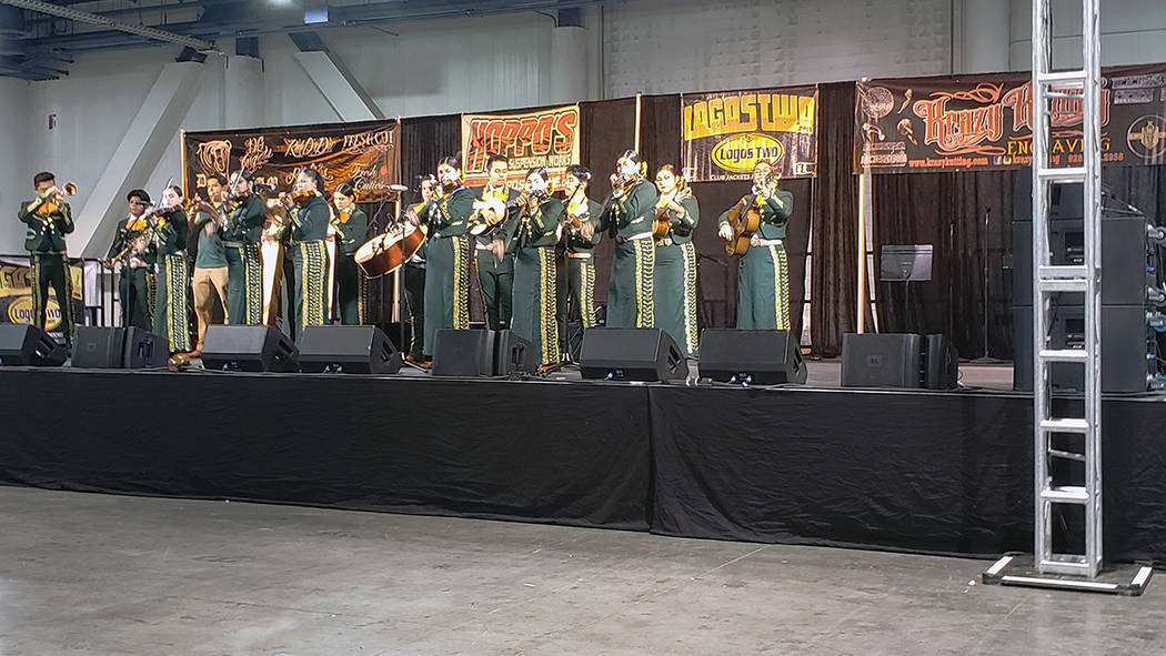 Lowriders Super Show contó con la participación del mariachi Oro de Rancho High School. Domin ...