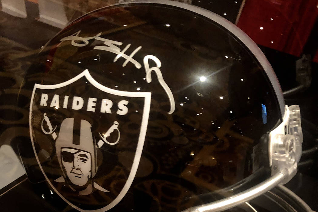 Un casco negro totalmente modificado con el logotipo de los Raiders y firmado por Antonio Brown ...