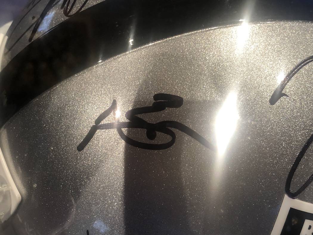 La firma de Antonio Brown se muestra en el casco de los Raiders en la sexta gala anual de la TR ...