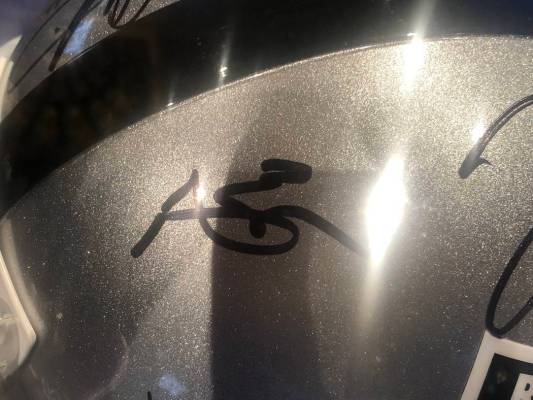 La firma de Antonio Brown se muestra en el casco de los Raiders en la sexta gala anual de la TR ...
