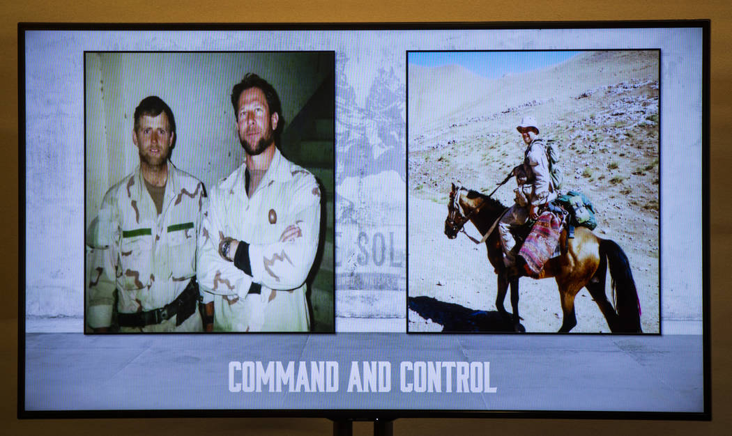 Una imagen de Mark Nutsch, comandante de la unidad de Fuerzas Especiales "Horse Soldiers", izqu ...