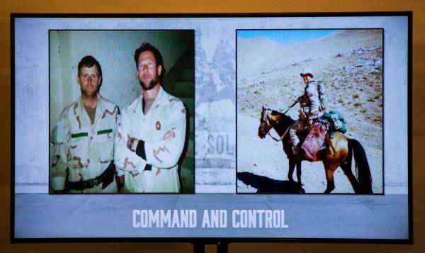 Una imagen de Mark Nutsch, comandante de la unidad de Fuerzas Especiales "Horse Soldiers", izqu ...
