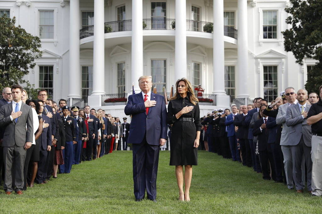 El presidente Donald Trump y la primera dama Melania Trump participan en un momento de silencio ...