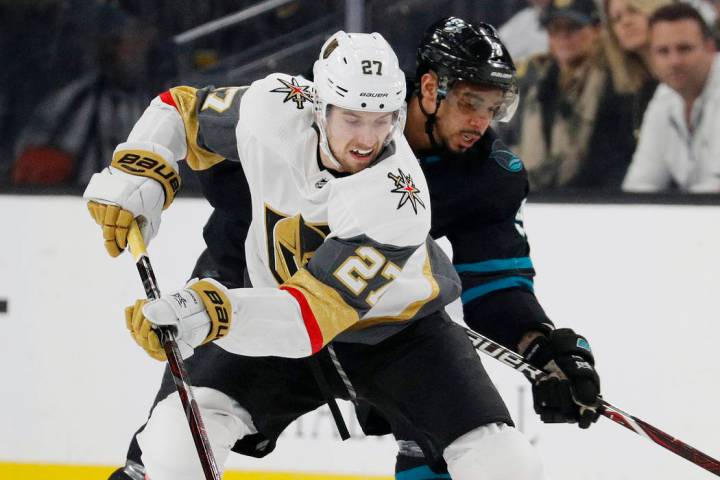 El defensa de las Vegas Golden Knights, Shea Theodore (27), patina alrededor del alero izquierd ...