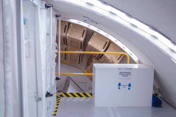 Espacio de almacenamiento en la Unidad B330 Mars Transporter Testing Unit en Bigelow Aerospace ...