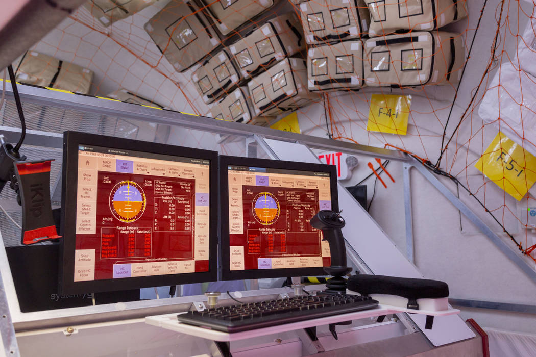Un panel de control en B330 Mars Transporter Testing Unit en Bigelow Aerospace en North Las Veg ...