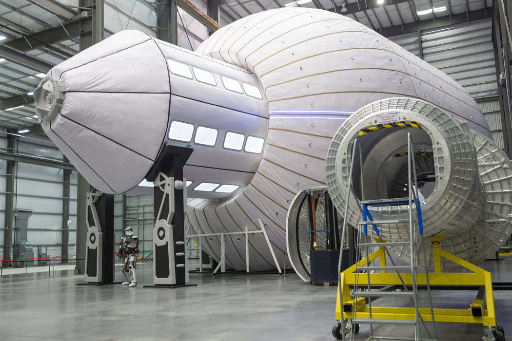 El Olympus, el prototipo masivo de la estación espacial de Bigelow, se ve durante una gira en ...