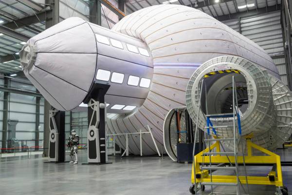 El Olympus, el prototipo masivo de la estación espacial de Bigelow, se ve durante una gira en ...