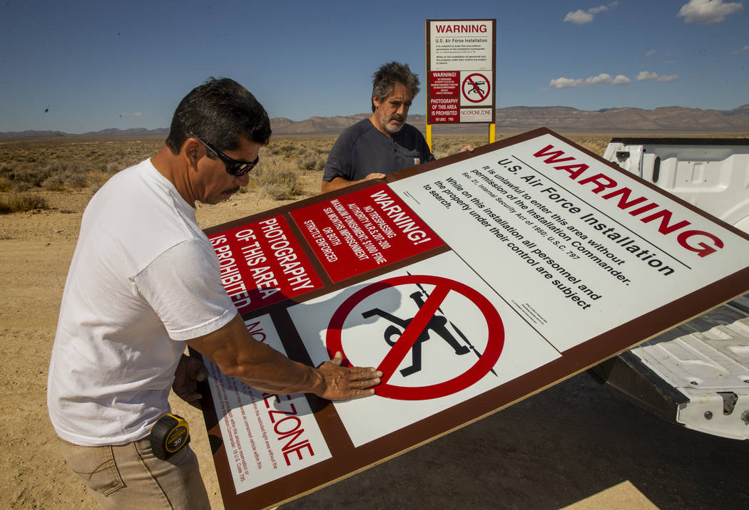 Dean Cruea, derecha, y Fred Hernández con The Sign Shop of Las Vegas, montan un cartel falso d ...