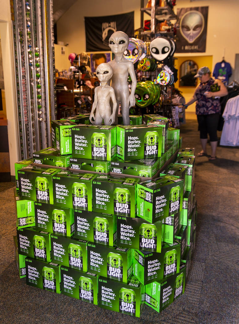 Las cajas de latas de Bud Light de edición limitada están disponibles en el Alien Research Ce ...