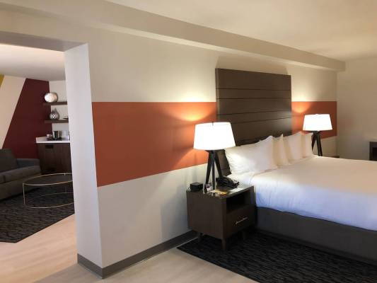Una suite Luxe recientemente renovada dentro del hotel Plaza. (Plaza)