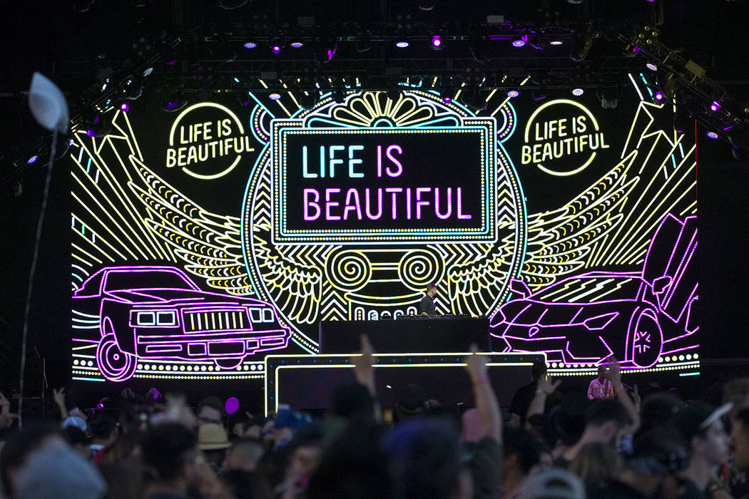 ARCHIVO.- El DJ holandés Sam Feldt se presenta en el escenario de Fremont el segundo día del ...