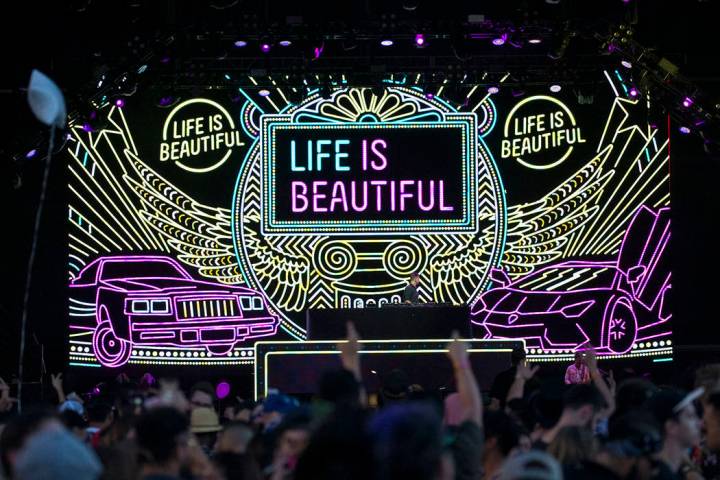 ARCHIVO.- El DJ holandés Sam Feldt se presenta en el escenario de Fremont el segundo día del ...