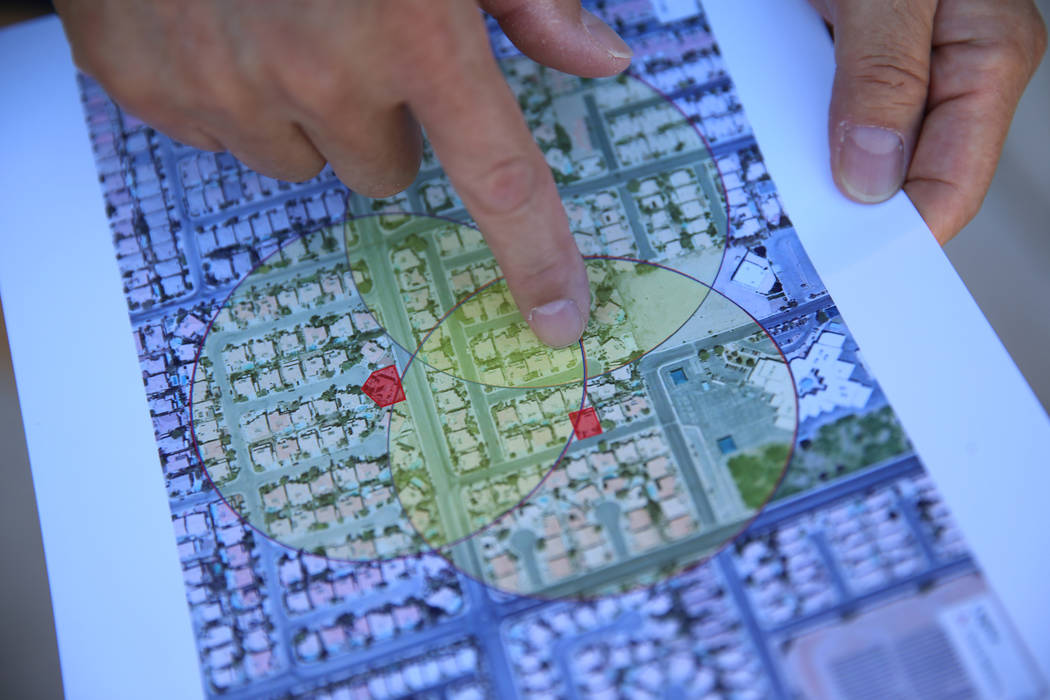 Wayne Niimi muestra en un mapa las tres casas residenciales en su comunidad que ahora se consid ...