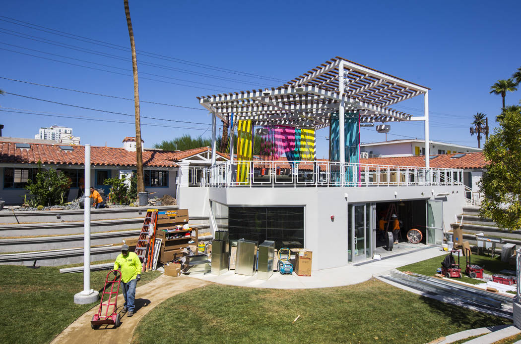El espacio para Mothership Coffee se ve en construcción con una terraza en el patio superior c ...