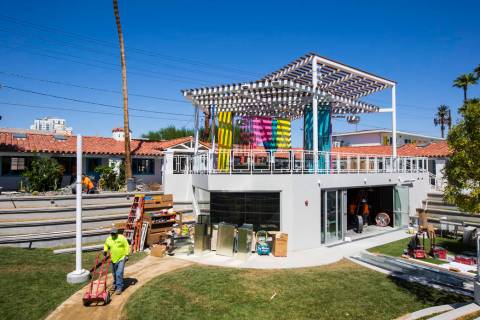 El espacio para Mothership Coffee se ve en construcción con una terraza en el patio superior c ...