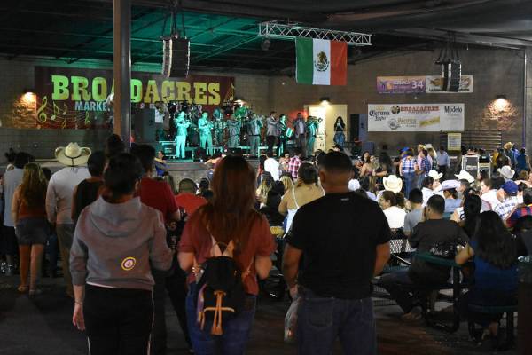 “Noche de Grito” lució un lleno total para celebrar la Independencia de México. Viernes 1 ...