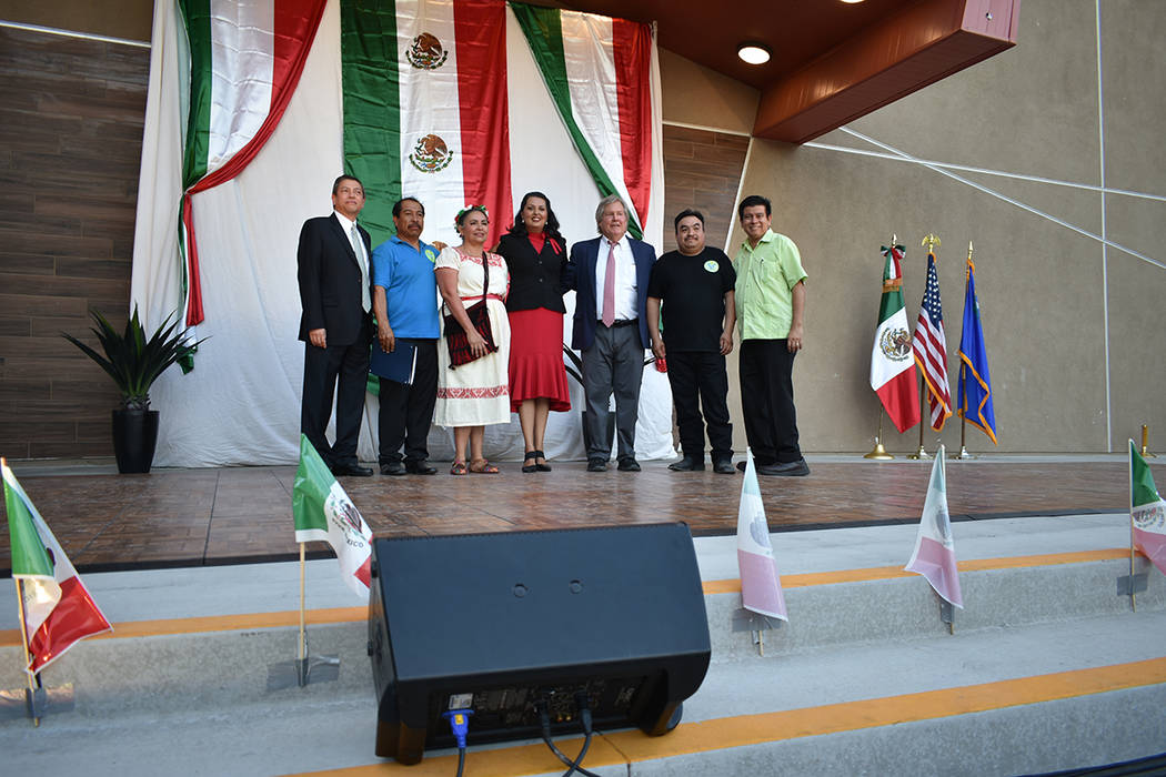 Organizadores y funcionarios celebraron juntos el aniversario del inicio de la Independencia de ...
