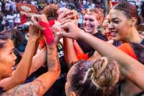 La pívot de Las Vegas Aces, Tamera Young (1, izquierda), mira a la centro Liz Cambage (8, dere ...