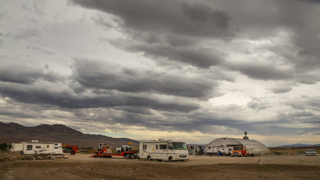 Nubes de tormenta se acumulan en los terrenos del festival Basecamp del Área 51 en el Centro d ...