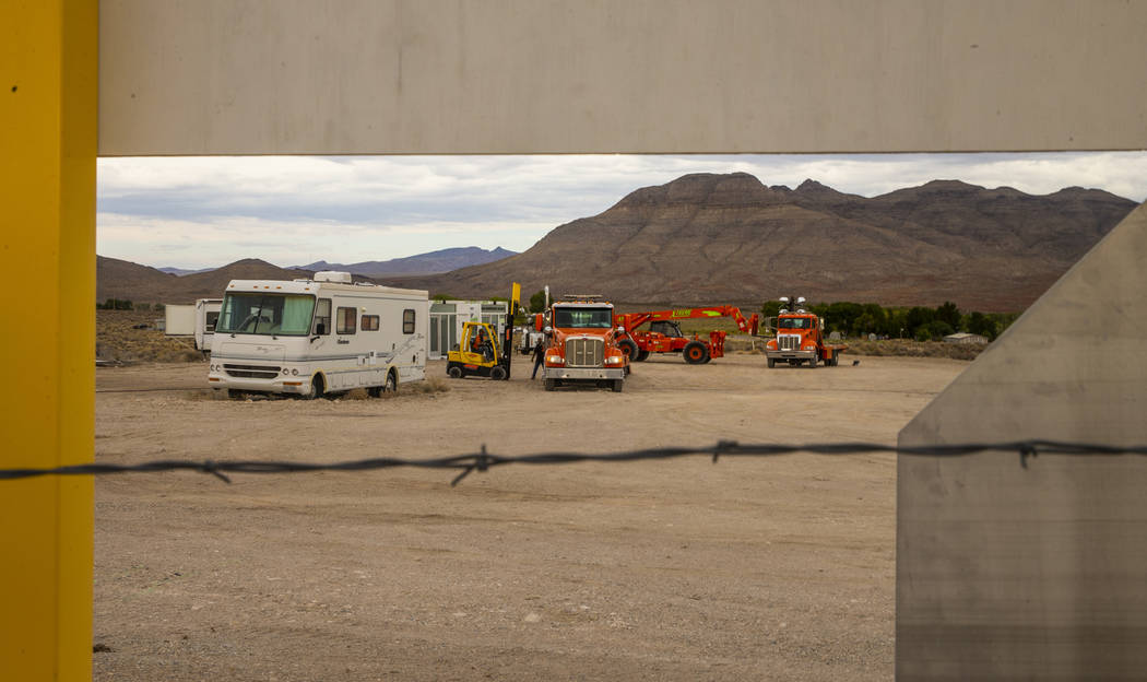 El equipo llega a los terrenos del festival Basecamp del Área 51 en el Alien Research Center e ...