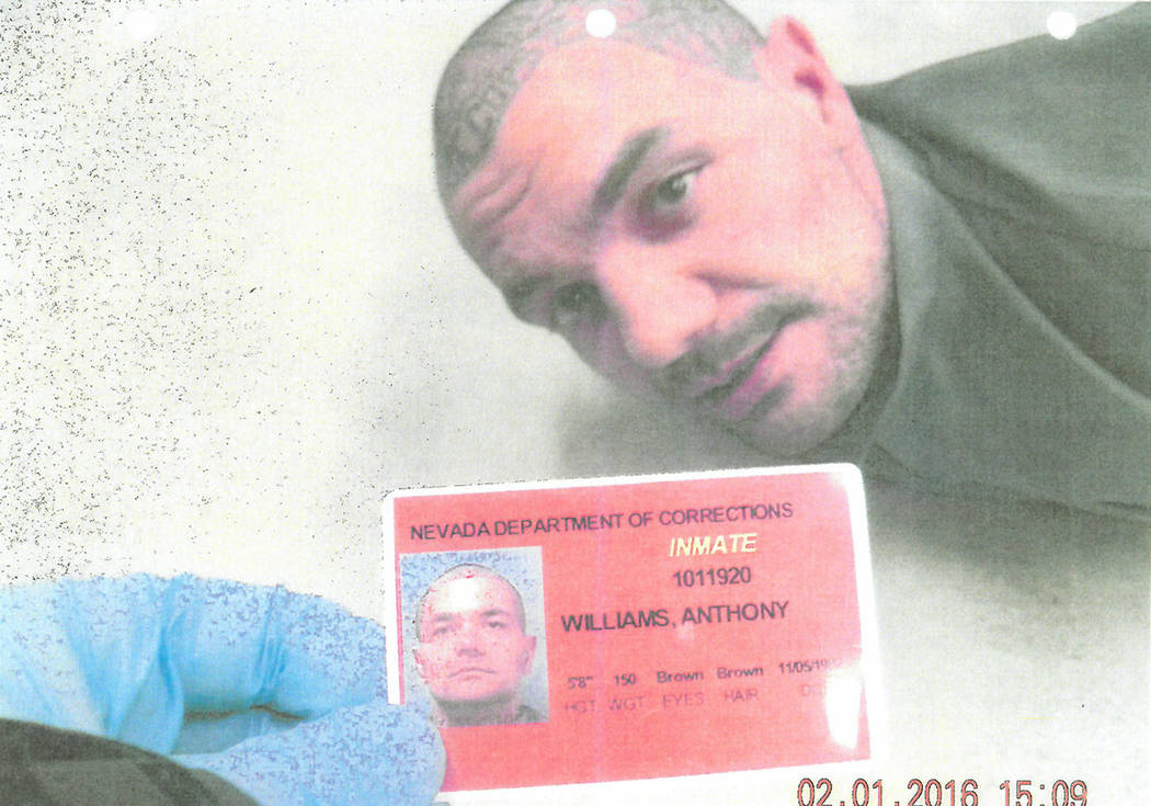 Anthony Williams esposado en el piso de la Prisión Estatal High Desert después de que un comp ...