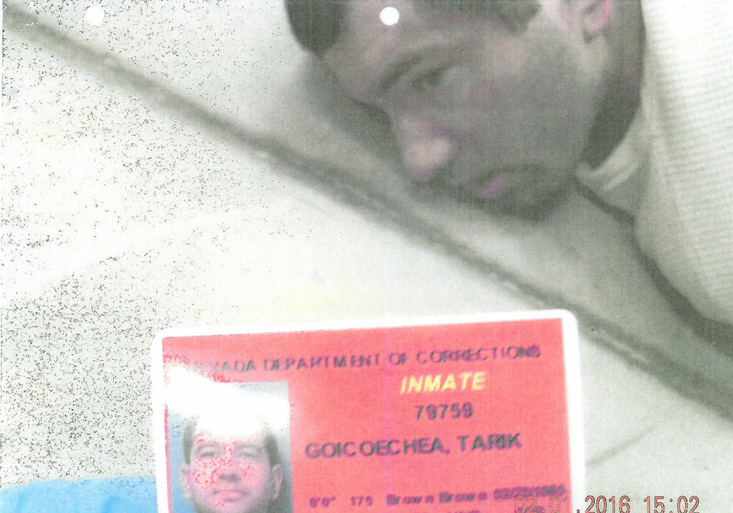 Tarik Goicoechea está esposado en el piso de la Prisión Estatal High Desert después de que u ...
