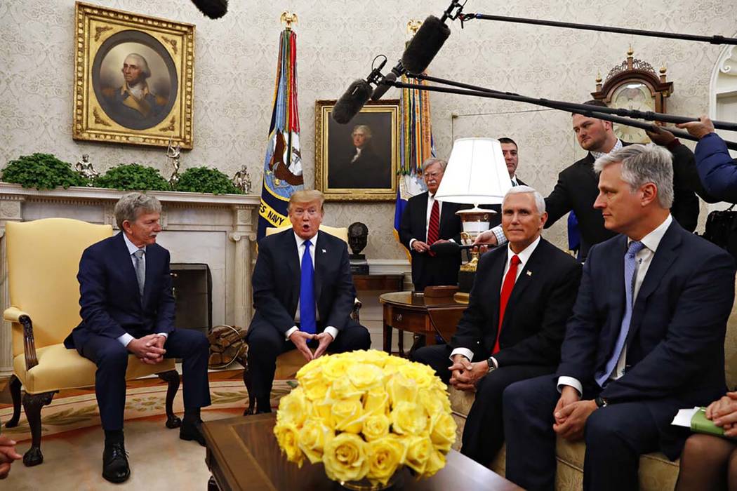 El ex rehén estadounidense en Yemen, Danny Burch, izquierda, escucha mientras el presidente Do ...