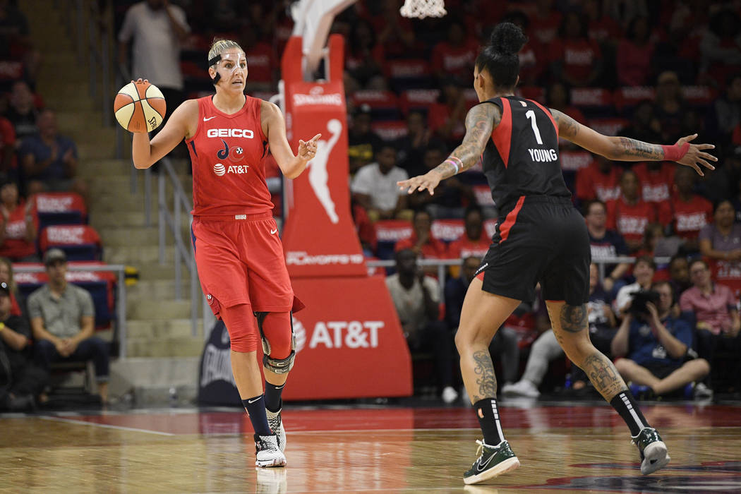 La pívot de las Washington Mystics, Elena Delle Donne, a la izquierda, bota el balón frente a ...