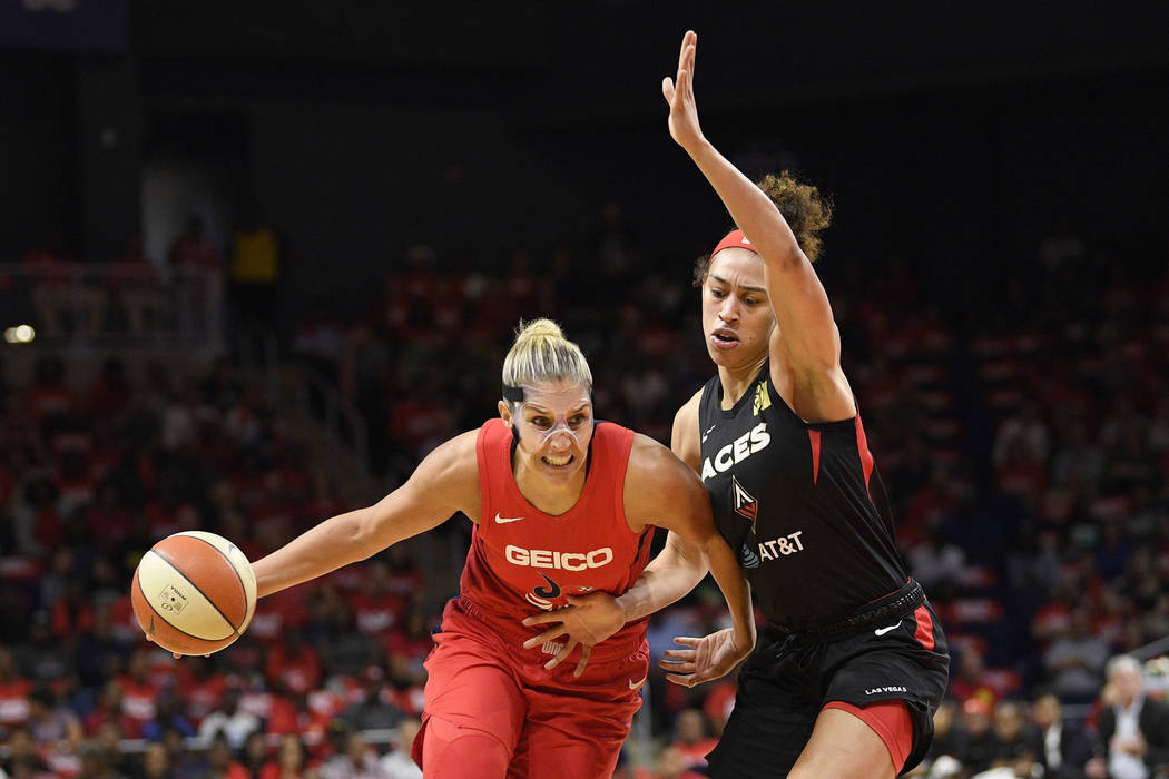 La pívot de las Washington Mystics, Elena Delle Donne, a la izquierda, conduce hacia la canast ...