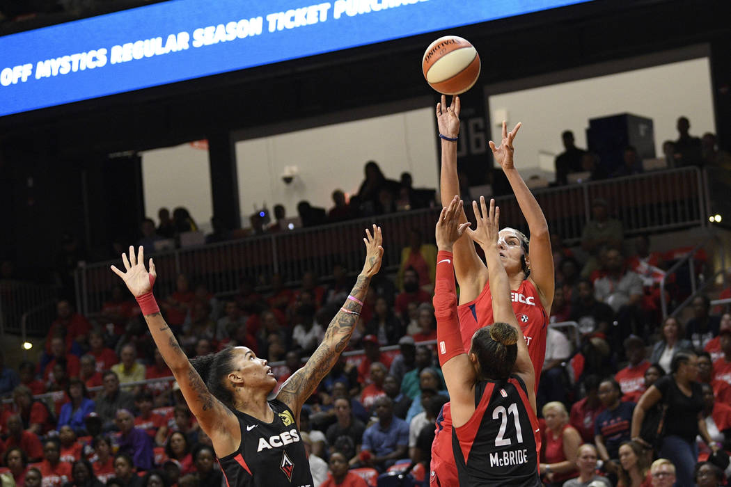 La pívot de las Washington Mystics, Elena Delle Donne, atrás, dispara sobre la escolta de las ...