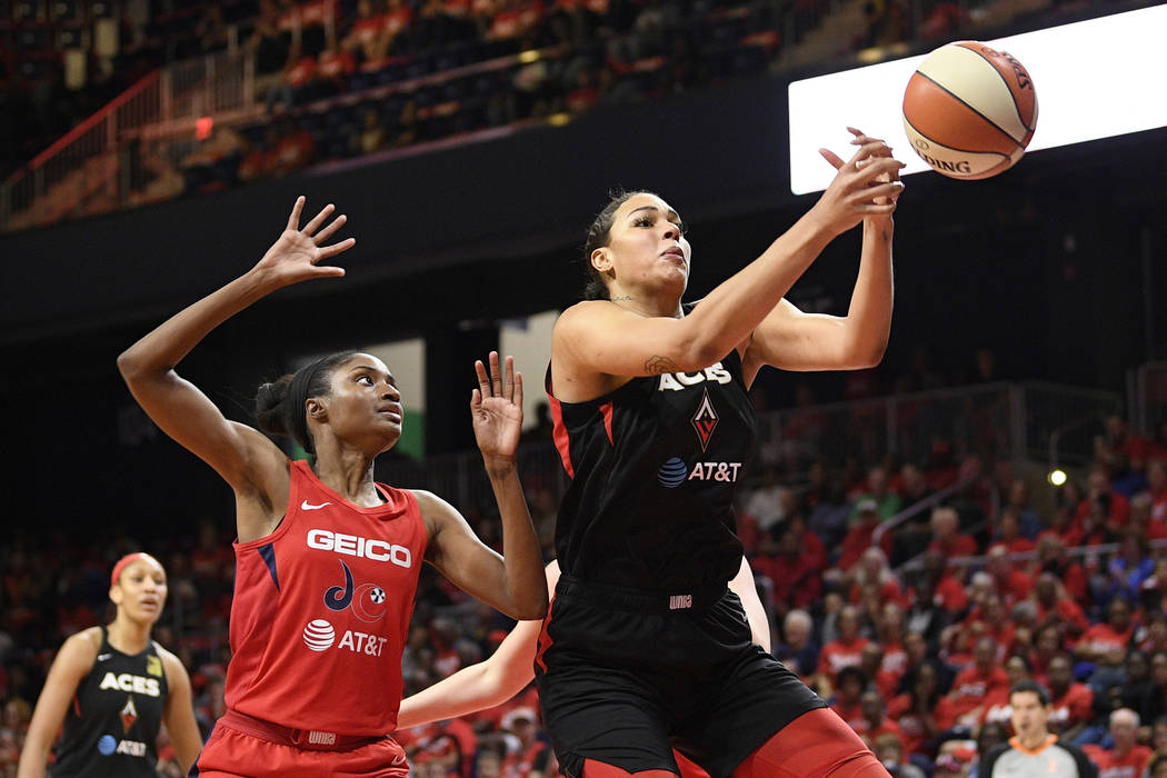 La centro de Las Vegas Aces, Liz Cambage, derecha, pierde el balón cuando la pívot de las Was ...