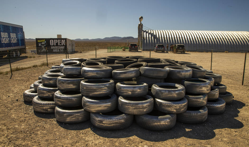 La creación de una obra de arte está tomando forma para el festival Basecamp del Área 51 en ...