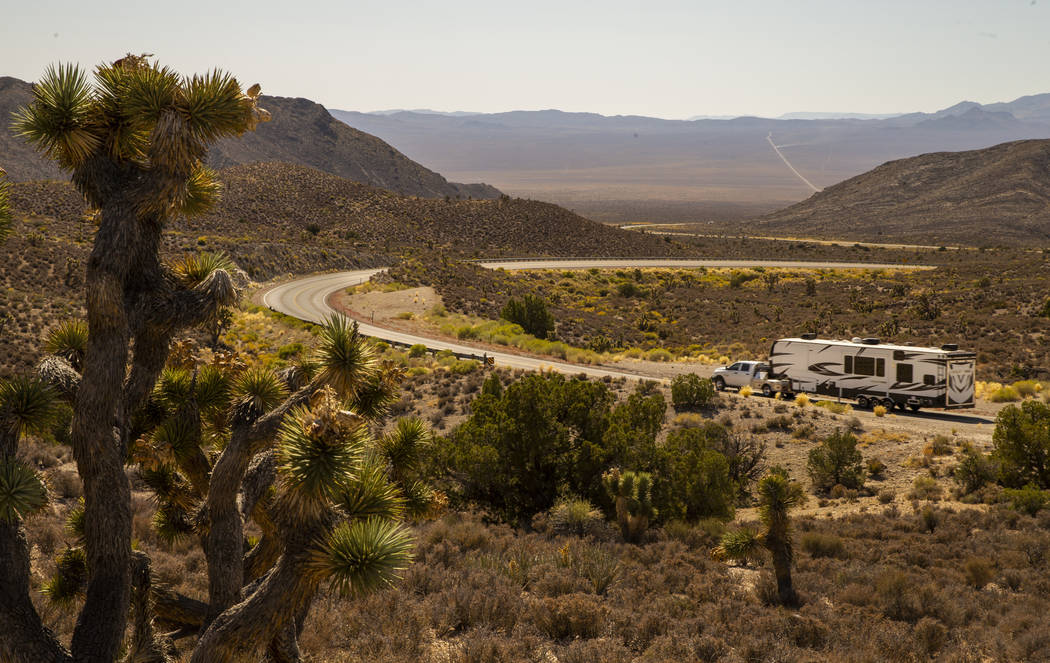 Un campista se dirige a la Cumbre Hancock a lo largo de la Carretera Extraterrestrial, que podr ...