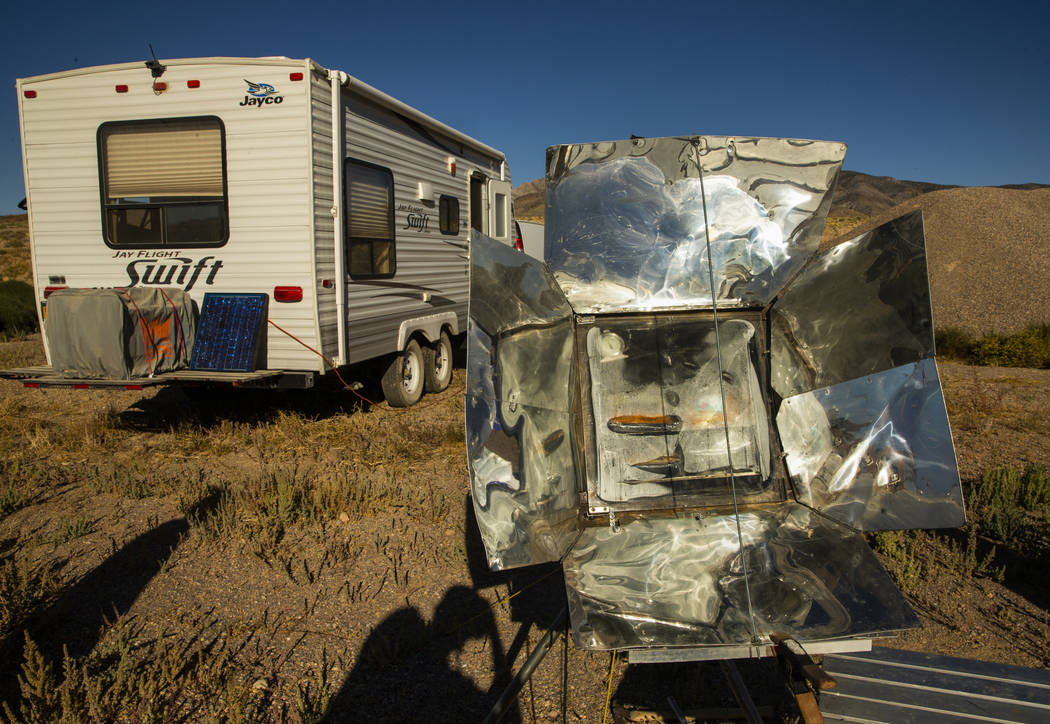 Ken Faulhaber de Las Vegas cocina la cena en un solar mientras acampa con amigos mientras se ac ...