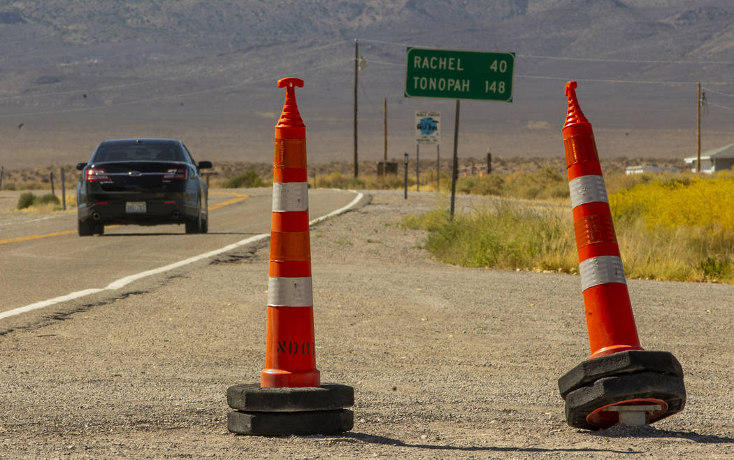 Los conos denotan dónde se encontraba el letrero de la Carretera Extraterrestrial y se retiran ...