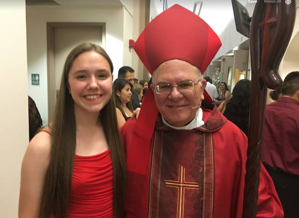 Paula Davis y el obispo Joseph A. Pepe después de su confirmación en la iglesia católica rom ...