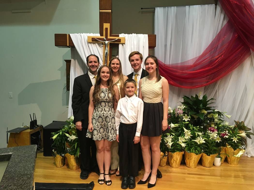Paula Davis, derecha, y familia en la Iglesia Católica Romana St. John Neumann en Las Vegas. ( ...