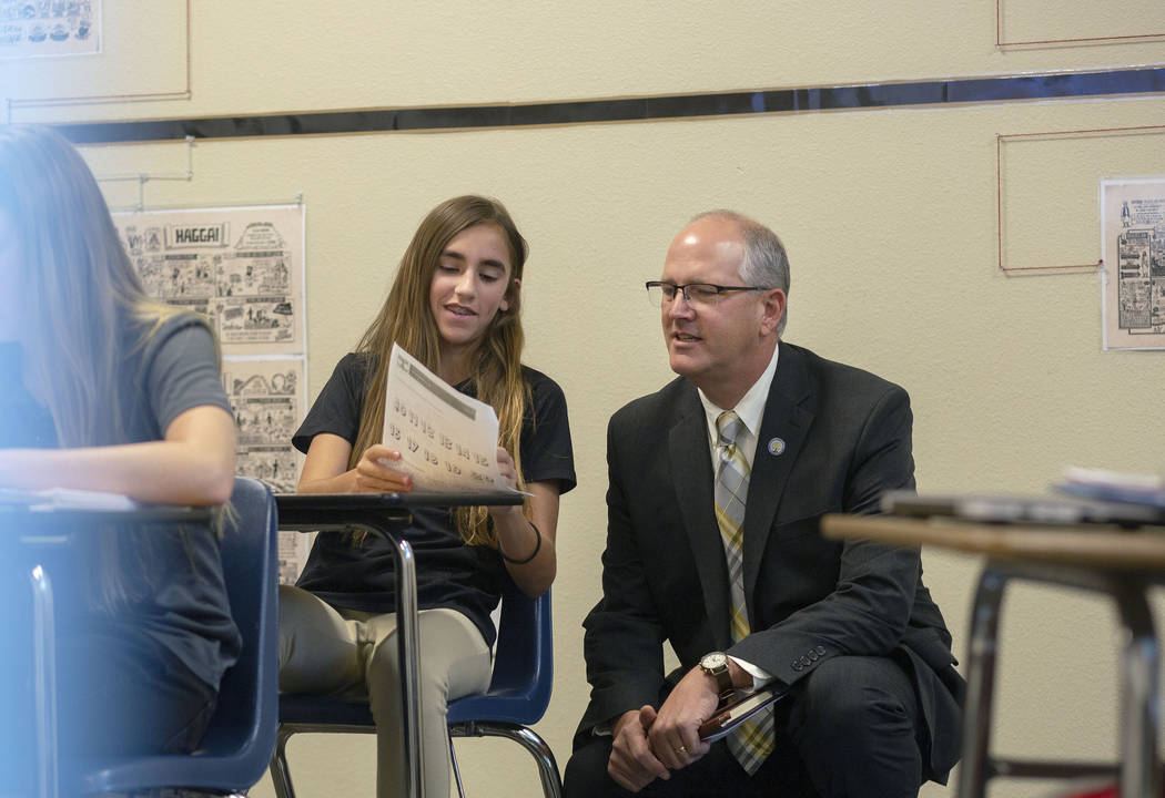 Braelynn Yakubik, de 13 años, estudiante de octavo grado de Henderson, muestra su asignación ...