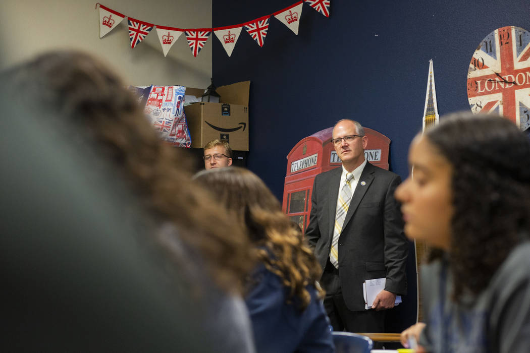 El subsecretario de Educación de los Estados Unidos, Scott Stump, recorre una clase de inglés ...