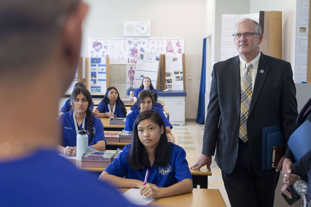 El subsecretario de Educación de los Estados Unidos, Scott Stump, visita un curso de profesion ...