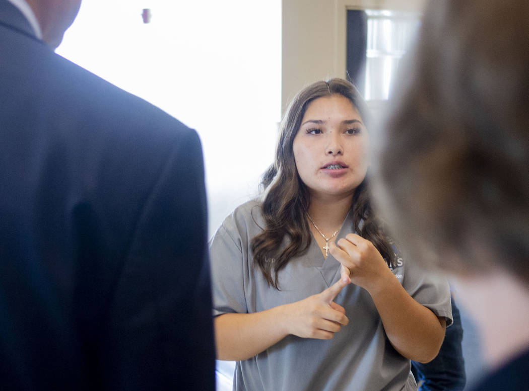 Giselle López, de 16 años, administradora de información de salud, realiza un recorrido para ...