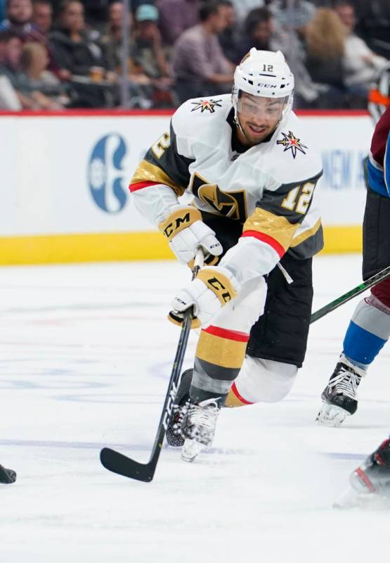 El alero izquierdo de los Vegas Golden Knights, Tyrell Goulbourne, patina durante un partido de ...