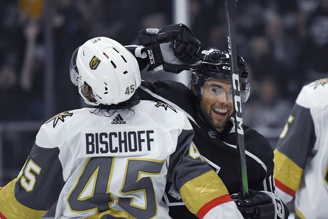 El alero izquierdo de Los Angeles Kings, Alex Iafallo, a la derecha, celebra un gol de Dustin B ...