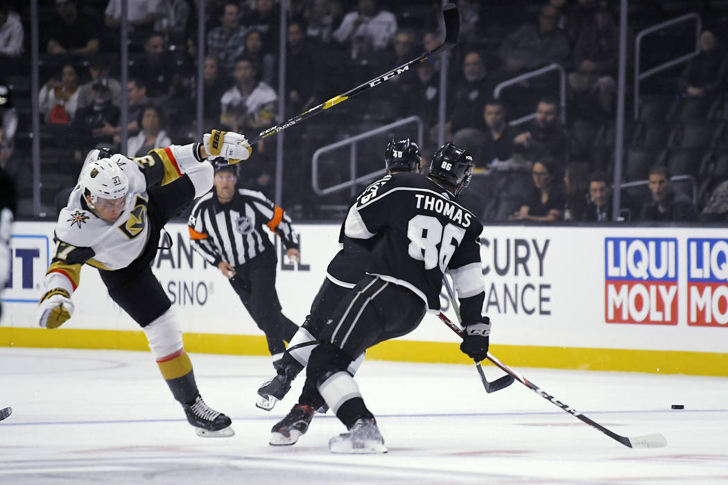 El centro de los Golden Knights de Las Vegas, Reid Duke, a la izquierda, cae mientras el centro ...