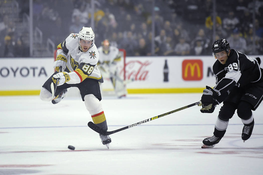 El defensor de los Vegas Golden Knights, Nate Schmidt, a la izquierda, pasa el puck mientras el ...